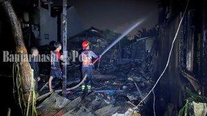 Relawan-Damkar-masih-lakukan-tahap-pembasahan-di-lokasi-kebakaran-Jalan-Cempaka-112.jpg