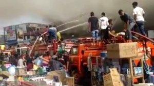 Relawan-kebakaran-berupaya-memadamkan-api-di-Kalua.jpg