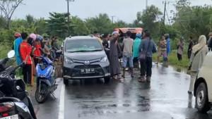 Relawan-melakukan-evakuasi-korban-laka-di-jalur-Pelaihari-Jorong.jpg