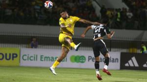 Renan-Alves-sundul-bola-di-udara.jpg