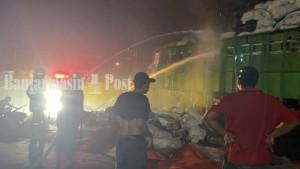Rencana-keberangkatan-truk-ekspedisi-menuju-Surabaya-dengan-KM-Jambo-XIV-terpaksa-dibatalkan.jpg