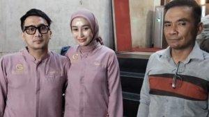 Reza-Gladys-bersama-suami-dan-kuasa-hukumnya-di-Polda-Metro-Jaya-Senin.jpg