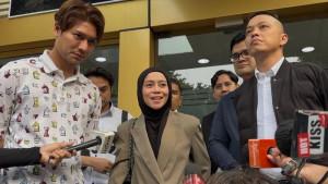 Rizky-Billar-Lesti-Kejora-dan-pengacaranya-Sadrakh-Seskoadi.jpg