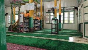 Ruang-sisi-kanan-Masjid-Al-Mukarramah-Banua-Halat-yang-miring.jpg