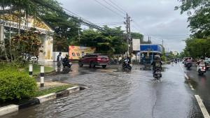 Ruas-Jalan-Brigjen-Hasan-Basry-yang-masih-tergenang-meski-banjir-rob.jpg
