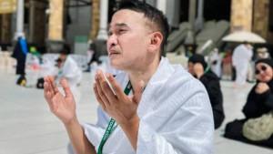 Ruben-Onsu-saat-menjalani-ibadah-umrah-dicapture-11-September-2025.jpg