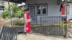 Rumahditemukannya-korban-dugaan-penganiayaan-telah-dipasangi-garis-polisi2.jpg