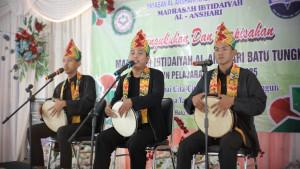 SAMANI-SPd-tengah-tampil-bersama-dua-anak-muda-binaannya2.jpg