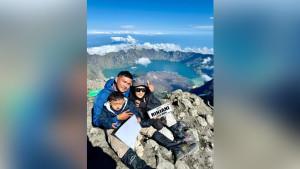 SAMPAI-PUNCAK-Wafiq-bersama-ayah-dan-ibu-di-puncakd.jpg