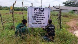 SEJUMLAH-warga-Desa-Kandanganlama-memasang-baliho-12.jpg