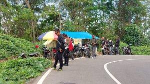 SEJUMLAH-warga-Tala-yang-menjajal-jalur-Riampinang-Banjar.jpg