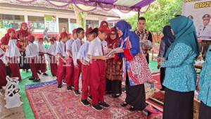 SERAHKAN-PAKET-Ketua-TP-PKK-Tabalong-S.jpg