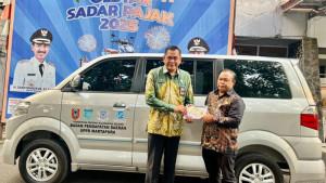 SERAHKAN-SIMBOLIS-Kepala-BPKPAD-Banjar-Achmad-ZulS.jpg