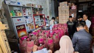 SIDAK-DPRD-Kotabaru-sidak-gas-subsidi-di-sejumlah-toko1.jpg