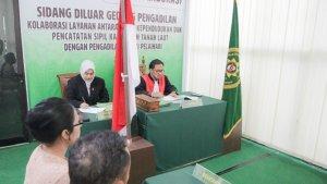 SUASANA-sidang-di-luar-gedung-pengadilan-Tala.jpg