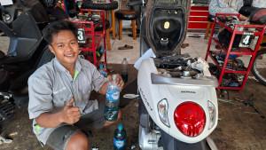 Salah-satu-mekanik-usai-menguras-isi-Pertalite-pada-sepeda-motor-milik-Gina.jpg