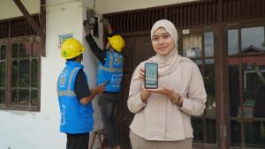 Salah-satu-pelanggan-memperlihatkan-aplikasi-PLN-Mobile.jpg