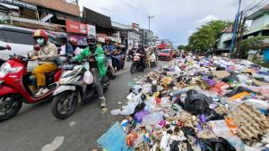 Sampah-meluber-di-TPS-liar-Kuripan.jpg