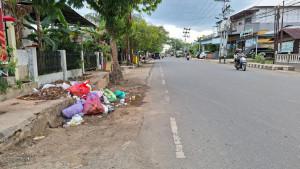 Sampah-terlihat-menumpuk-di-Jalan-Jenderal-Sudirman-Tibung-Kandangan.jpg