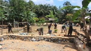 Satgas-TMMD-ke-126-Kodim-1022Tanahbumbu-bangun-rumah.jpg