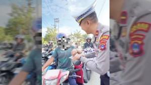 Satlantas-Polres-Kotabaru-sodorkan-asbak.jpg