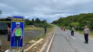 Satlantas-Polres-Tanahbumbu-pasang-rambu.jpg