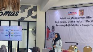 Satu-pembicara-pada-kegiatan-Pelatihan-Manajemen-Retail.jpg