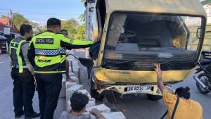 Satu-unit-mobil-box-menabrak-media-jalan.jpg