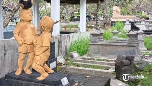 Sebuah-makam-di-Bonoloyo-mendadak-viral-karena-di-atas-makam-ada-patungnya.jpg