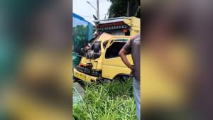 Sebuah-truk-menabrak-tembok-di-jalan-Ahmad-Yani-Desa-Kersik-Putih.jpg