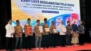 Sejumlah-nelayan-di-Kalimantan-Selatan-menerima-bantuan-dari-Kemenhub-RI.jpg