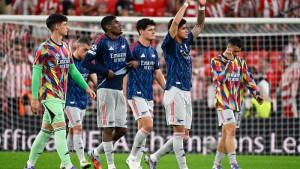 Sejumlah-pemaim-Arsenal-memberikan-gestur-salam-kepada-para-fans.jpg