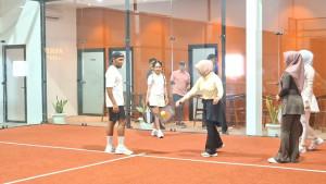 Sejumlah-pemain-padel-pemula-lakukan-latihan-di-Hedera-Padel-Club-Banjarbaru.jpg