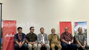 Sekretaris-Daerah-Provinsi-Kalsel-M-Syarifuddin-bersama-petinggi-maskapai-AirAsia.jpg