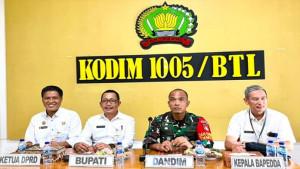 Sekwan-DPRD-Batola-M-Haris-Isroyani-SSos-hadiri-renlatgiat.jpg