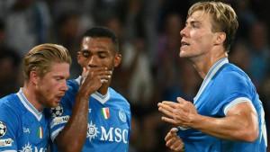 Selebrasi-Rasmus-Hojlund-setelah-mencetak-gol-kemenangan-Napoli-atas-Sporting-CP.jpg