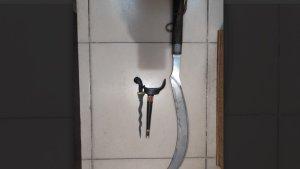Senjata-tajan-jensi-celurut-dan-keris-yang-dibawa-AP-saat-mabuk.jpg