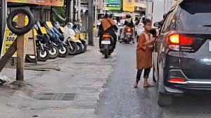 Seorang-anak-tampak-sedang-mengemis.jpg