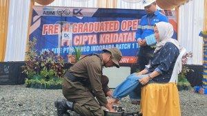 Seorang-perwakilan-siswa-FGO-melakukan-pembasuhan-kaki-orangtua1.jpg