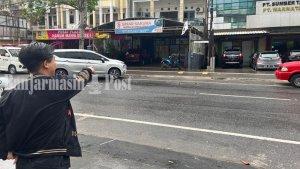 Seorang-pria-menunjukkan-tempat-ditemukannya-Fadil-tersungkur-1.jpg