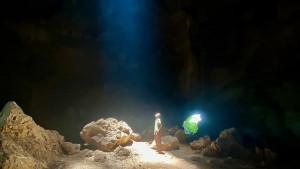 Seorang-wisatawan-berswafoto-di-Gua-Batu-Hapu-Tapin.jpg