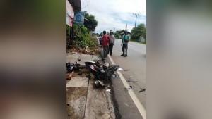 Sepeda-motor-yang-dikendarai-M-Raunal-Vanesty-ringsek-akibat-laka-lantas-Rabu-2910-pag.jpg