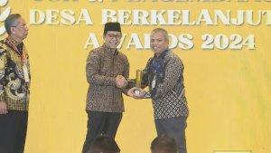 Serah-terima-penghargaan-dari-Menteri-Desa-PDTT-Abdul-Halim-Iskandar.jpg