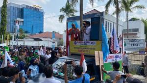 Serikat-buruh-menggelar-aksi-unjuk-rasa-di-depan-DPRD.jpg