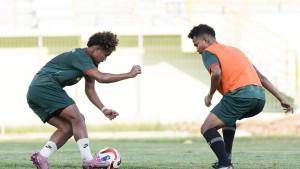 Si-kembar-Barito-berebut-bola.jpg