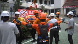 Simulasi-penyelamatan-korban-gempa-di-Kantor-UID-Kalselteng.jpg