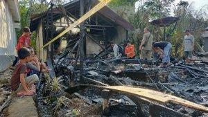 Sisa-puing-Kebakaran-yang-terjadi-di-Desa-Muara-Jaya.jpg