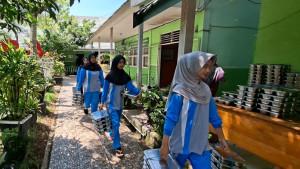 Siswa-MAN-1-Tapin-mengembalikan-kotak-MBG.jpg