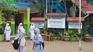 Siswa-SDN-Kebun-Bunga-1-Banjarmasin-tengah-bermain-di-halaman-sekolah.jpg