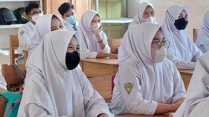 Siswa-SMKN-3-Banjarmasin-memakai-masker-di-dalam-kelas.jpg